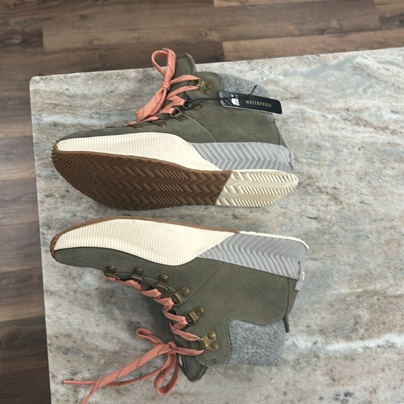 SOREL OUT N ABOUT CONQUEST BOOT
Size 7 NWT green,cream, coral,gray waterproof - Picture 8 of 16